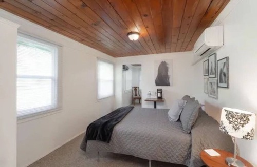 Roseburg Bed & Breakfast | 1 Bedroom Queen Suite- Historic Lodge on the North Umpqua River