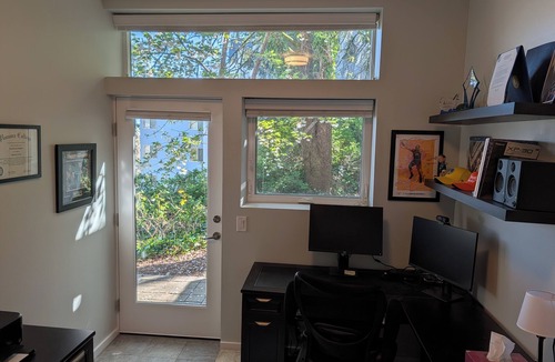 Southeast Magnolia House | 1-Bedroom Seattle Townhome in Safe Area, Easy Access to Downtown & Lumen Field