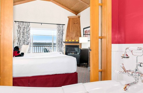 Downtown Seattle Hotel | 1-Bedroom Suite at a 4⭐️ Hotel