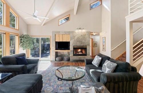 Sunriver House | 1 Colonial Private Family Vacation Home features Bikes to Explore Sunriver