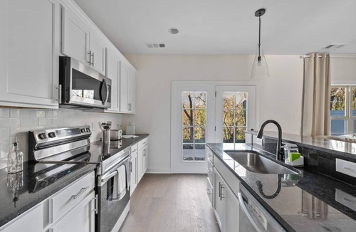 Lakewood Apartment | 1 King 2 Queens Garage Yard Washer Dryer