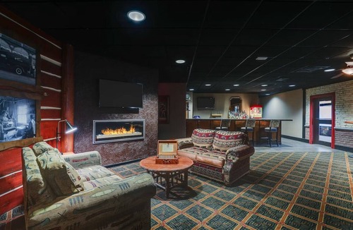 Sioux City Hotel | 1 King Bed | Central Location | Rustic Theme Suite, w/Whirlpool in Stoney Creek