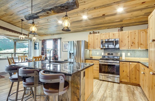 Pray Cabin | < 1 Mi to Chico Hot Springs: Mtn-View Hideaway!
