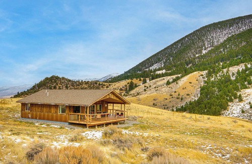 Pray Cabin | < 1 Mi to Chico Hot Springs: Mtn-View Hideaway!
