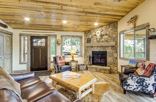 Pray Cabin | < 1 Mi to Chico Hot Springs: Mtn-View Hideaway!