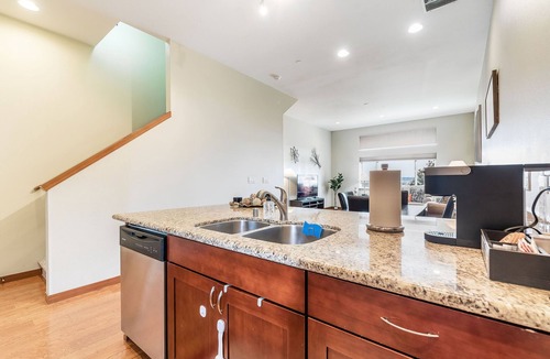 Hilltop House | <1 mi to Dome | 3BD 2.5BA | Townhouse | Garage -18