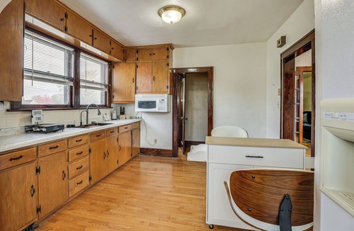 Dubuque Cottage | 1 Mi to Downtown Dubuque! Spacious Home