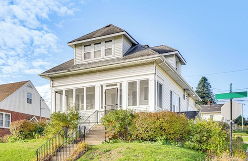 Dubuque Cottage | 1 Mi to Downtown Dubuque! Spacious Home