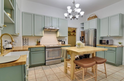 Eliot House | < 1 Mi to Moda Center: Walkable Portland Retreat!