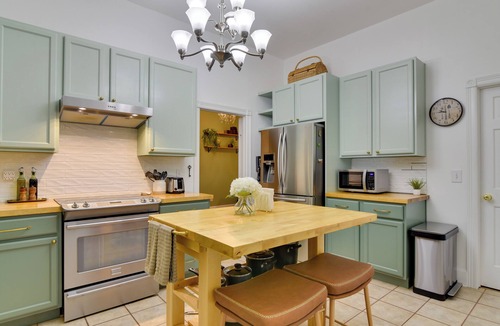 Eliot House | < 1 Mi to Moda Center: Walkable Portland Retreat!