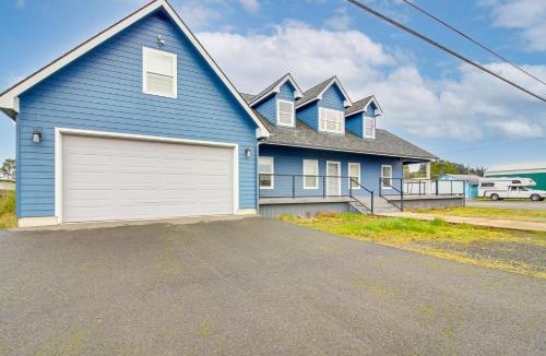 Lakeside House | 1 Mi to Oregon Dunes: Quiet Getaway w/Deck