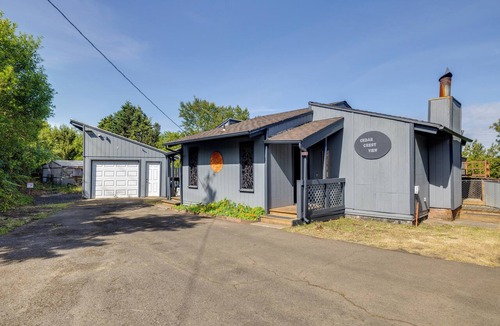 Waldport Cottage | < 1 Mi to Port of Alsea: Inviting Gem w/Hot Tub
