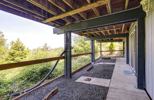 Waldport Cottage | < 1 Mi to Port of Alsea: Inviting Gem w/Hot Tub