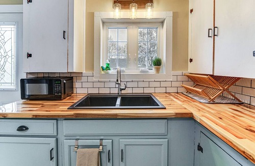 Grants Pass Apartment | 1 Mi to Rogue River: Walkable Grants Pass Retreat