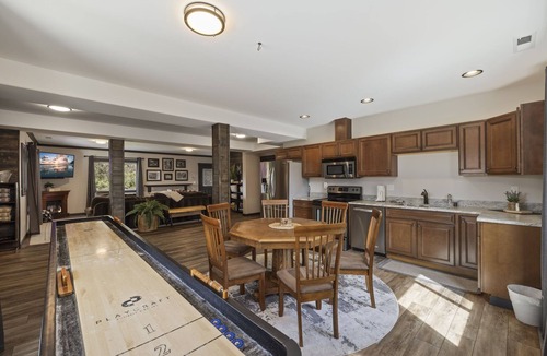Ronald House | 1 PM Check In/Out+Summer Pool Access-6BD/6BA Compound/Spa