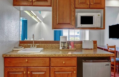 Idaho Falls Apartment | 1 Queen Bed | ADA/RI Shower/Non-Smoking