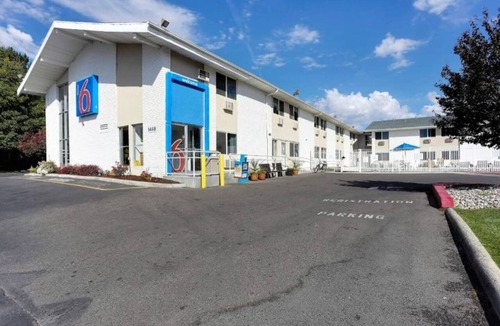 Idaho Falls Apartment | 1 Queen Bed | ADA/RI Shower/Non-Smoking