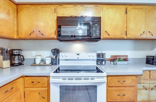 Bull Mountain House | 10 Mi to Portland: Greenway Neighborhood Home