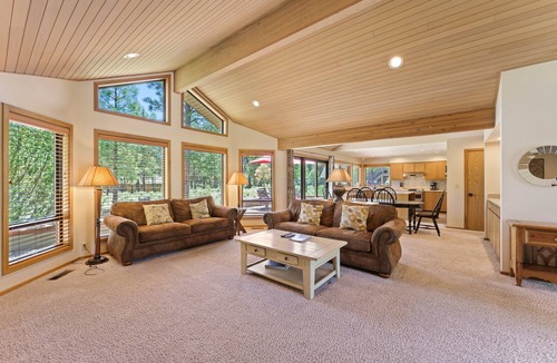 Sunriver House | 10 Tan Oak - Elegant & Peaceful, Hot Tub, Single Level, SHARC Passes, Close to Ft Rock