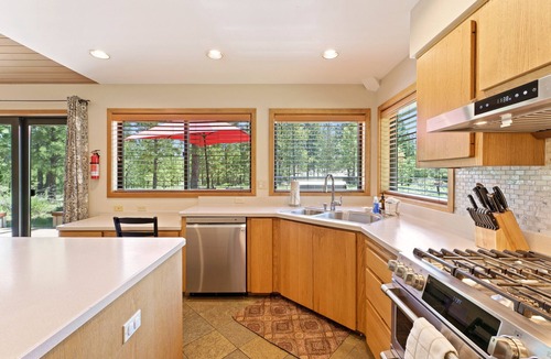 Sunriver House | 10 Tan Oak - Elegant & Peaceful, Hot Tub, Single Level, SHARC Passes, Close to Ft Rock