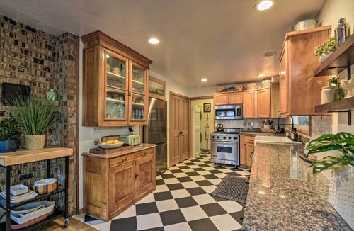 Lakebay House | 100-Year-Old Farmhouse w/Hot Tub on 5 Acres!