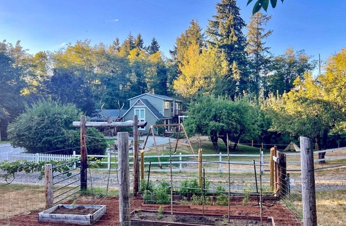 Lakebay Cottage | 100-year-old Farmhouse w/Hot Tub on 5 Acres!