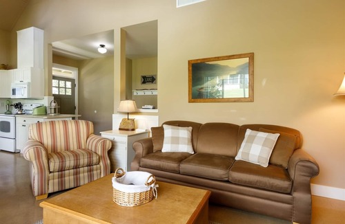Oroville House | 103 Bootlegger Lane (Country)