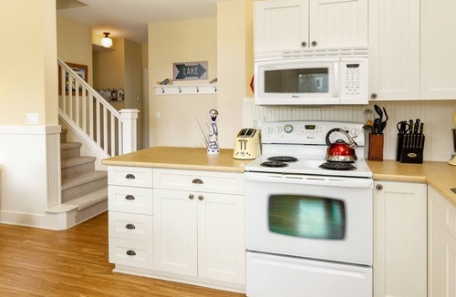 Oroville House | 106 Bootlegger Lane (Country)
