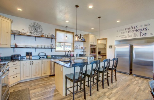 Garden City House | 10Bedroom 6 bath Lakeview Retreat with Year-Round Hot Tub & Unique Entertainment