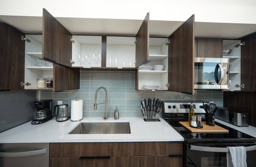 Rio Grande Apartment | 10th flr Beauty! Hot tub/Pking/Pool/Views!/Kg bed!