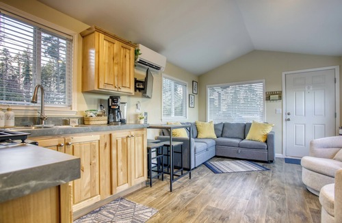 Port Hadlock Cottage | 11 Mi to Port Townsend Ferry: Cottage w/View!