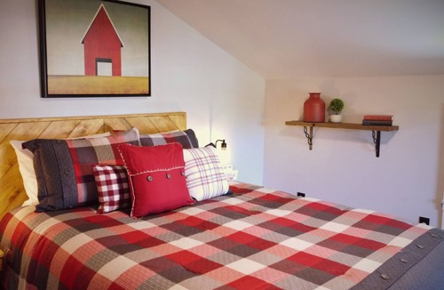 Snowflake Hotel | #11 Rustic Room in Historic Inn, Red Roost