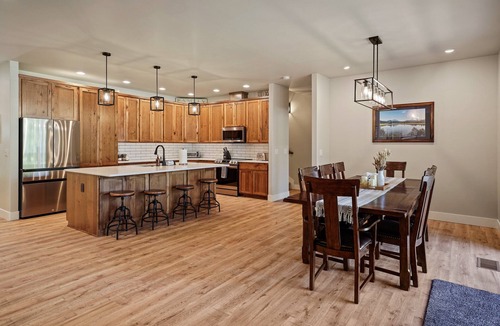 Oregon Water Wonderland House | 110 Crane - Spectacular River Front + Access, Hot Tub, Ping Pong, South of Sunriver Resort