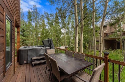 Wildernest Villa | 113 Burgundy Circle : 2300