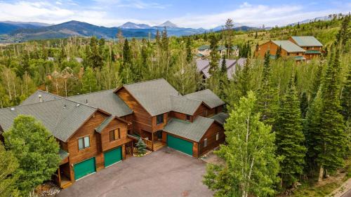 Wildernest Villa | 113 Burgundy Circle : 2300