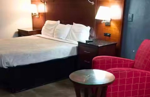 Richland Apartment | 118 Gated King Bed Hotel Room