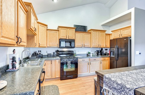 Flagstaff Cottage | 12 Mi to Flagstaff: Pet-friendly Home w/Sunroom!