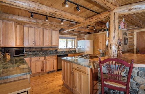 Stanley Cabin | 12-person cabin with AC and WiFi on the river across from downtown Stanley