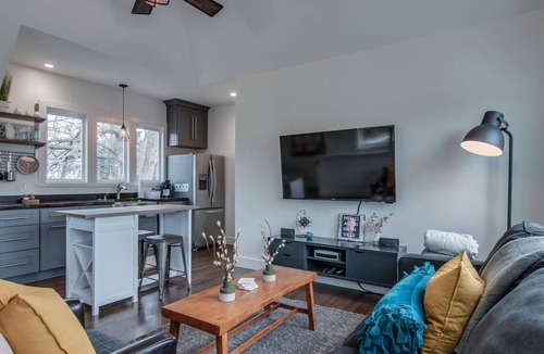 Historic Waverly House | 12 South Loft Walk to Coffee/Murals + King Bed