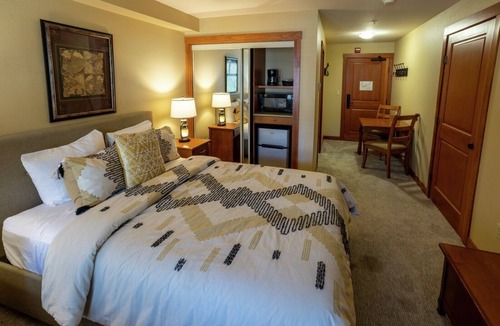 Salt Lake Mountain Resorts Cabin | 1205B - Double Queen Standard Eagle Springs West by RedAwning