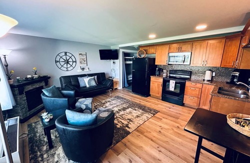 Quincy Condo | #123 condo by large pool/Gorge shuttle pick up area-book separately