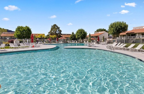 Quincy Condo | #123 condo by large pool/Gorge shuttle pick up area-book separately
