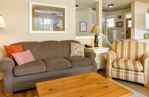 Oroville House | 125 Barefoot Lane (Beach Front)