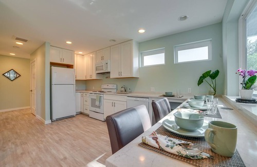 East Lake Hills Apartment | 13 Mi to Dtwn Seattle! 'The Nest' Apt w/Balcony