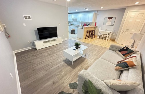 Franklin Apartment | 13 Pristine Hideaway: 2 bedroom apartment with washer/drier