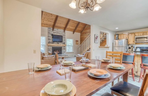 Deer Park House | 15 Lupine Lane Sleeps up to 12 and is between the SHARC and Fort Rock Park!