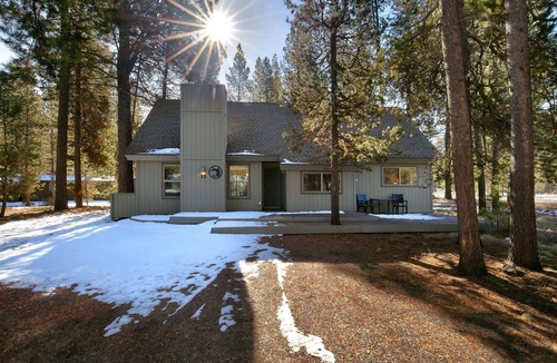 Deer Park House | 15 Lupine Lane Sleeps up to 12 and is between the SHARC and Fort Rock Park!