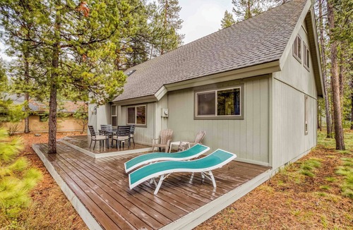 Deer Park House | 15 Lupine Lane Sleeps up to 12 and is between the SHARC and Fort Rock Park!
