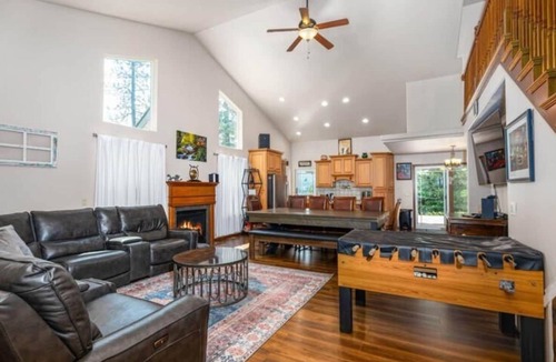 Pinehurst House | 15 mins to Silver Mtn Resort! Hot tub, pool table
