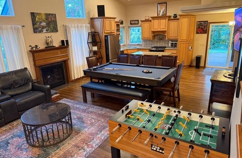 Pinehurst House | 15 mins to Silver Mtn Resort! Hot tub, pool table